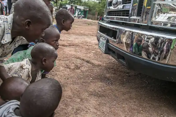 Checkout This Hilarious Photo Of Children At IDP Camp In Abuja